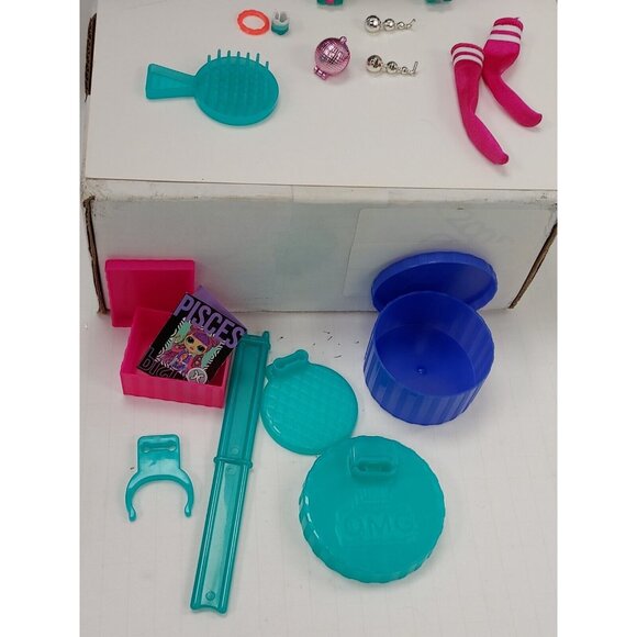 Roller Chick L.O.L. Surprise! O.M.G. Doll MGA Entertainment with accessories - Picture 8 of 10